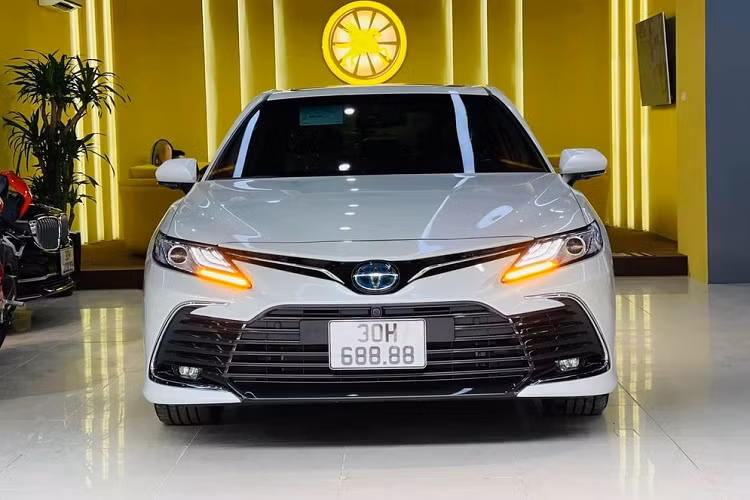 Vào hồi tháng 7 năm nay, một chiếc Toyota Camry 2022 biển lộc phát đã thu hút sự chú ý khi được rao bán với giá hơn 3 tỷ đồng. Sở dĩ chiếc sedan phổ thông này có giá cao đến vậy là vì xe được lắp biển số 30H-688.88.