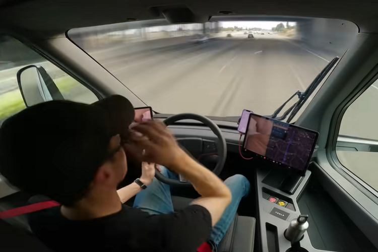 Để chứng minh điều này, hãng Tesla đã chia sẻ một đoạn video ngắn cho thấy chiếc Semi chở 37.194 kg có thể dễ dàng vượt chiếc xe tải chạy bằng máy dầu ở dốc nghiêng 6%. Không chỉ mạnh mẽ, Tesla Semi còn có thể chạy được quãng đường dài. Hãng Tesla hứa hẹn xe có thể chạy được 500 dặm (khoảng 800 km) sau khi sạc đầy pin.