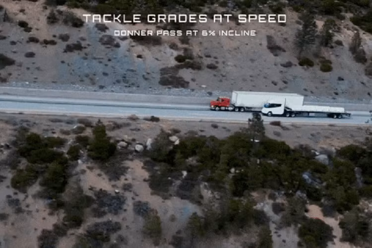 Ông Dan Priestley - giám đốc chương trình Tesla Semi - giải thích rằng 1 mô-tơ điện sẽ được dùng để chạy trên cao tốc. 2 mô-tơ còn lại được dùng để bổ sung sức kéo khi xe tăng tốc nhằm mang đến trải nghiệm lái mượt mà chưa từng có ở xe tải cấp độ 8 tại thị trường Mỹ.