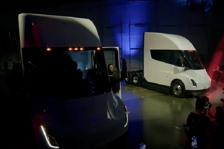 Những chiếc Tesla Semi chạy điện đầu tiên được giao cho PepsiCo vốn đã đặt mua 100 xe. So với phiên bản concept ra mắt vào năm 2017, Tesla Semi sở hữu thiết kế không thay đổi nhiều. Bên trong Tesla Semi là không gian nội thất ấn tượng hơn những mẫu xe đầu kéo thông thường khác nhờ 2 màn hình cỡ lớn nằm ở hai bên.