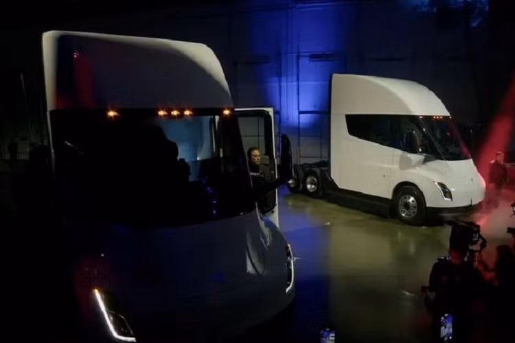 Những chiếc Tesla Semi chạy điện đầu tiên được giao cho PepsiCo vốn đã đặt mua 100 xe. So với phiên bản concept ra mắt vào năm 2017, Tesla Semi sở hữu thiết kế không thay đổi nhiều. Bên trong Tesla Semi là không gian nội thất ấn tượng hơn những mẫu xe đầu kéo thông thường khác nhờ 2 màn hình cỡ lớn nằm ở hai bên.