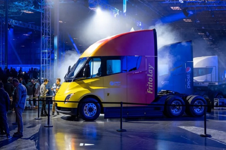 Theo dữ liệu của Tesla, chiếc Semi chở đủ tải và kéo theo rơ-moóc phía sau có thể chạy từ vịnh San Francisco với dung lượng pin 97% đến San Diego mà pin vẫn còn 4%. Hiện hãng Tesla chưa công bố dung lượng pin của Semi. Tuy nhiên, ông Musk xác nhận mẫu xe đầu kéo này có dung lượng pin khoảng 900 kWh.