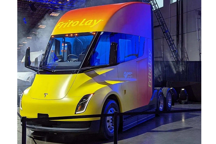 Đáng tiếc là giá bán của Tesla Semi vẫn chưa được công bố chính thức. Vào năm 2017, hãng Tesla từng khẳng định mẫu xe này sẽ có giá từ 150.000 - 200.000 USD (khoảng hơn 3,6 tỷ đồng - 4,87 tỷ đồng), tùy phiên bản. Tuy nhiên, sau 5 năm, cái giá này dự kiến đã thay đổi.