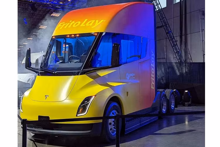 Đáng tiếc là giá bán của Tesla Semi vẫn chưa được công bố chính thức. Vào năm 2017, hãng Tesla từng khẳng định mẫu xe này sẽ có giá từ 150.000 - 200.000 USD (khoảng hơn 3,6 tỷ đồng - 4,87 tỷ đồng), tùy phiên bản. Tuy nhiên, sau 5 năm, cái giá này dự kiến đã thay đổi.