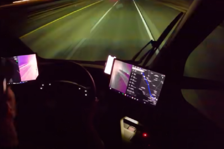 Hãng Tesla cho biết Semi có thể đạt hiệu suất tiêu thụ 1,7 kWh/dặm (khoảng 1,06 kWh/km), nghĩa là các công ty vận chuyển tiết kiệm chi phí nhiên liệu lên đến 70.000 USD mỗi năm, tùy vào giá điện. Sau khi hết pin, Semi có thể sạc với tốc độ nhanh như chớp nhờ công nghệ sạc 1 megawatt mới do hãng Tesla phát triển.