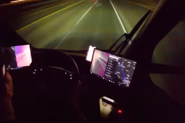 Hãng Tesla cho biết Semi có thể đạt hiệu suất tiêu thụ 1,7 kWh/dặm (khoảng 1,06 kWh/km), nghĩa là các công ty vận chuyển tiết kiệm chi phí nhiên liệu lên đến 70.000 USD mỗi năm, tùy vào giá điện. Sau khi hết pin, Semi có thể sạc với tốc độ nhanh như chớp nhờ công nghệ sạc 1 megawatt mới do hãng Tesla phát triển.