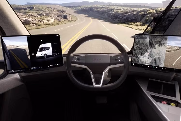 "Xe trông thật ấn tượng", ông Elon Musk - CEO của hãng Tesla - phát biểu trên sân khấu trong sự kiện ra mắt. "Bạn sẽ muốn lái chiếc xe này. Ý tôi là xe trông như đến từ tương lai". Ngoài ra, ông Musk còn gọi Tesla Semi là "quái thú".Trong khi đó, "trái tim" của mẫu xe đầu kéo thuần điện này là 3 mô-tơ điện, tương tự Tesla Model S và Model X Plaid.