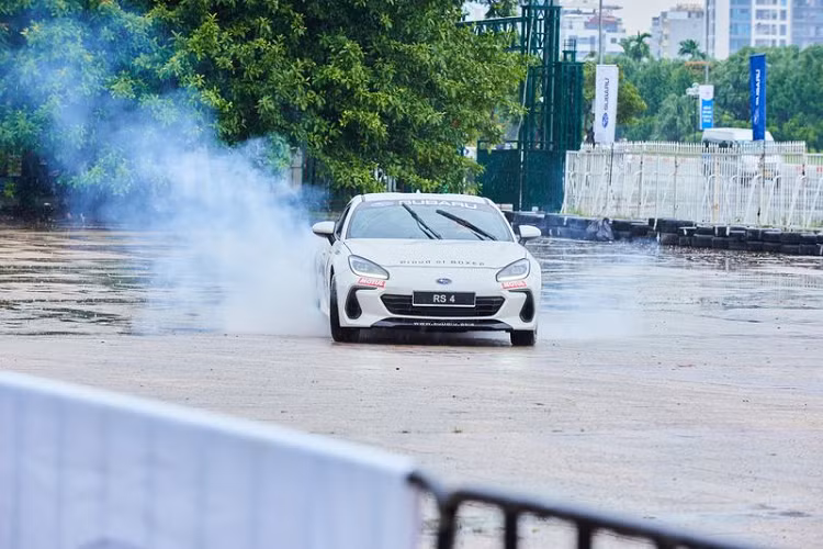 Bên cạnh chương trình biểu diễn ôtô mạo hiểm của tay đua người Anh, khán giả còn có thể đăng ký trải nghiệm lái thử xe để tìm hiểu thêm về lợi ích, những tính năng an toàn và khả năng vận hành ưu việt của xe Subaru.