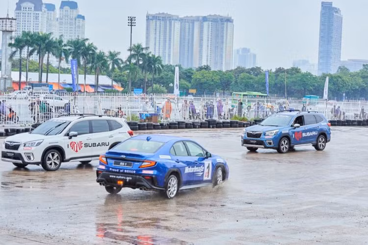 Kỷ lục gia này trình diễn khả năng vận hành phi thường của các mẫu xe như đậu xe phong cách Swift, Đỗ xe ngược chữ J, Quay xe hình Donut, Vũ khúc xe và lái xe trên 2 bánh.