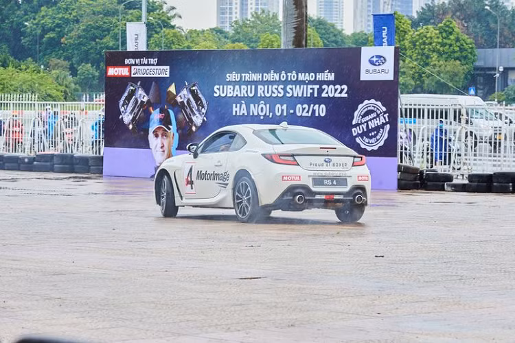 Mặc dù thời tiết không ủng hộ nhưng vẫn có rất đông người dân Hà Nội đến xem màn biểu diễn tại SVĐ Mỹ Đình. Một vài khán giả may mắn sẽ được vị “ảo thuật gia ôtô” mời lên xe, trải nghiệm những màn drift hay quay xe tốc độ cao cùng ông.