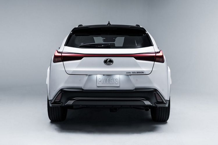 Khi lựa chọn phiên bản F-Sport cùng gói trang bị Handling, khoang lái của Lexus UX 2023 sẽ được trang bị bộ phụ kiện F-Sport gồm vô lăng, bàn đạp ga/phanh và cần số...