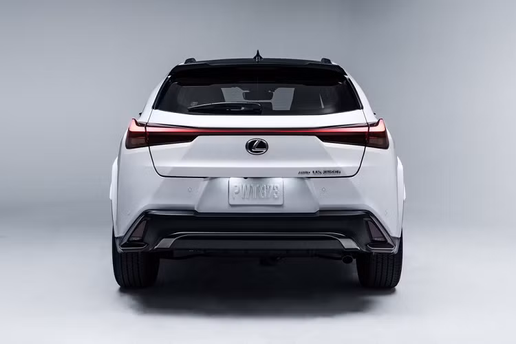 Khi lựa chọn phiên bản F-Sport cùng gói trang bị Handling, khoang lái của Lexus UX 2023 sẽ được trang bị bộ phụ kiện F-Sport gồm vô lăng, bàn đạp ga/phanh và cần số...