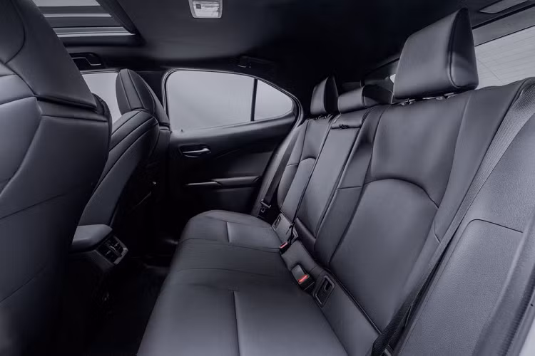 Ở bên trong cabin, UX 2023 có hệ thống thông tin giải trí mới nhất của Lexus với màn hình cảm ứng 8 inch tiêu chuẩn và 12,3 inch là tùy chọn. Màn hình giải trí này có độ phân giải cao hơn trước và nhiều tính năng kết nối hơn, bao gồm: Apple CarPlay không dây và Android Auto, trợ lý giọng nói mới,… .