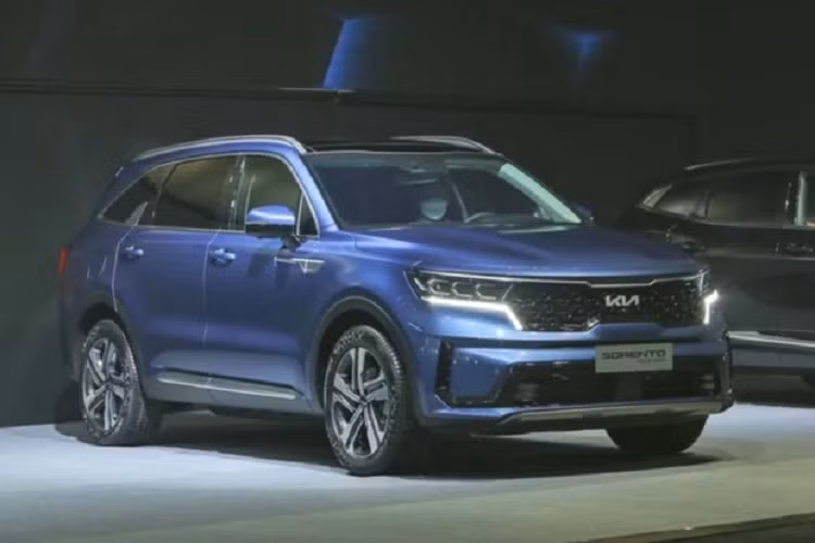 Nhiều khả năng phiên bản Hybrid của Sorento sẽ được cho ra mắt thị trường Việt trong quý III năm nay. Sau khi bán ra, Kia Sorento phiên bản Hybrid sẽ bổ sung thêm lựa chọn cho khách hàng, bên cạnh Kia Sorento phiên bản máy xăng 2.5L và máy dầu 2.2L hiện tại. 