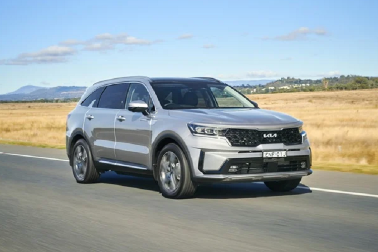 Hiện tại, Sorento đang được phân phối trong nước với các tuỳ chọn máy xăng và dầu công nghệ Smartstream mới bao gồm: Xăng 4cyl thẳng hàng 2.5L, hút khí tự nhiên, công suất tối đa 177 mã lực từ 6.000 vòng/phút và mô men xoắn cực đại 232Nm có được tại dải vòng tua 4.000 vòng/phút, đi kèm với hộp số tự động 6 cấp (6 AT).