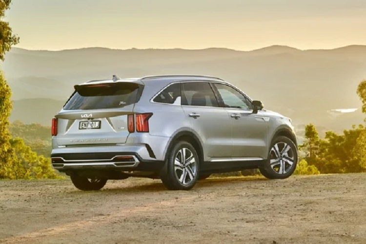 Ngoại trừ hệ truyền động và logo hybrid sau xe, Kia Sorento Hybrid 2023 mới và Kia Sorento đang bán tại Việt Nam gần như sẽ không có điểm gì khác biệt, bao gồm cả trang bị ngoại thất và nội thất.
