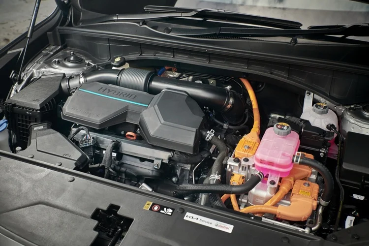 Về các tính năng an toàn, danh sách các trang bị an toàn trên Sorento Hybrid cũng rất đầy đủ với Hệ thống hỗ trợ lái xe tiên tiến (ADAS), bao gồm Hỗ trợ tránh va chạm phía trước, Kiểm soát hành trình thông minh và Hỗ trợ giữ làn đường.