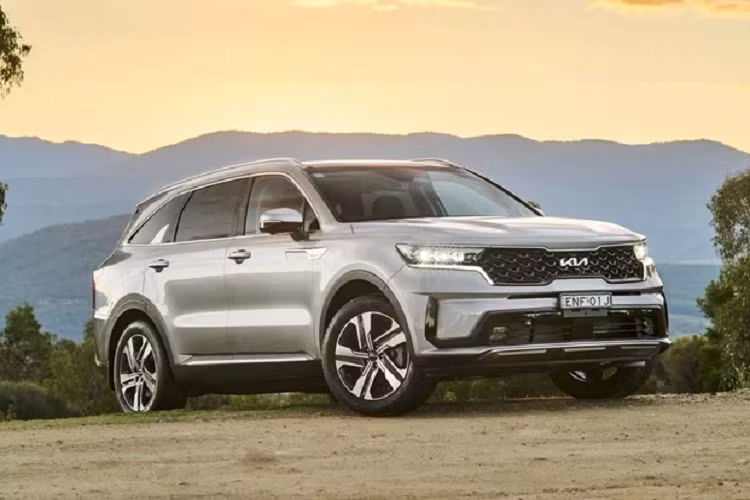 Theo kế hoạch trước đó, Kia Sorento phiên bản Hybrid dự kiến sẽ được phân phối tại Việt Nam dự kiến vào quý I/2022. Tuy nhiên, vì nhiều lý do về nguồn cung linh kiện và khảo sát thị trường, đến tận thời điểm tháng 9/2022 này, sale Kia mới bắt đầu nhận đặt cọc Sorento hybrid.