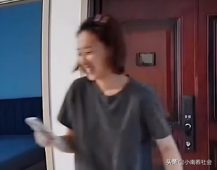 Thay trai dep den giao hang, co gai 'sang ca mat' nhung khong ngo toi mot dieu nay-Hinh-2