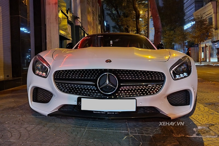 Là phiên bản cao hơn của mẫu AMG GT, Mercedes-AMG GT S sở hữu nhiều trang bị ấn tượng như hệ thống đèn pha LED High Performance, lưới tản nhiệt có thanh ngang mạ crôm nổi bật cùng bộ mâm hợp kim thể thao đa chấu.