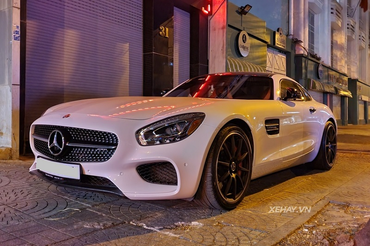 Không sở hữu những bộ cánh bắt mắt như chiếc GT S màu nâu sữa nhưng chiếc Mercedes-AMG GT S màu trắng hiếm này vẫn thu hút sự chú ý của người đi đường bởi kiểu dáng thể thao và mạnh mẽ.