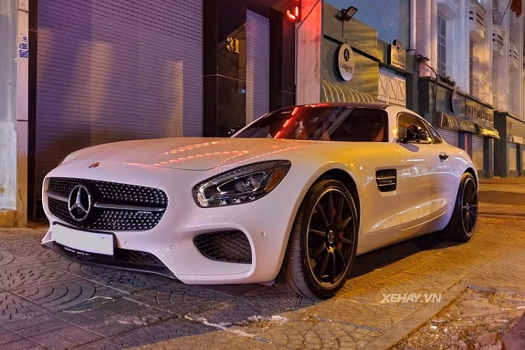 Không sở hữu những bộ cánh bắt mắt như chiếc GT S màu nâu sữa nhưng chiếc Mercedes-AMG GT S màu trắng hiếm này vẫn thu hút sự chú ý của người đi đường bởi kiểu dáng thể thao và mạnh mẽ.