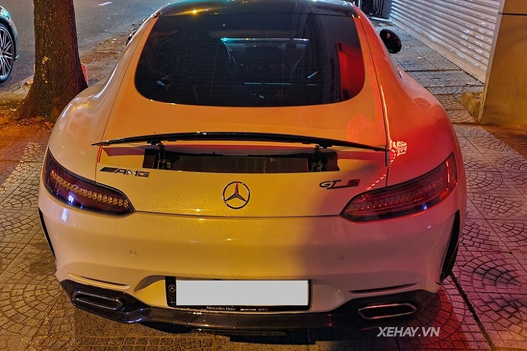 Mercedes-AMG GT S lấy sức mạnh từ khối động cơ tăng áp kép V8 4.0L sản sinh công suất 510 mã lực và mô-men xoắn cực đại 650Nm, siêu coupe chỉ cần 3,8 giây để tăng tốc từ 0 - 100 km/h. Theo giới mê xe, sau khi hoàn tất các thủ tục để lăn bánh trên đường phố thì giá xe Mercedes-AMG GTS này rơi vào khoảng 10,8 tỷ đồng.