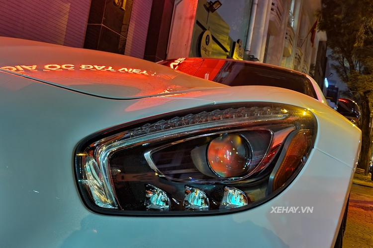 Chưa hết, chiếc xe thể thao còn có cửa sổ trời siêu rộng chạy dọc mui xe, cản sau tích hợp chụp ống xả kép mạ crôm, cánh gió sau tự động bật lên khi di chuyển ở tốc độ cao và hệ thống ống xả hiệu suất cao với khả năng tuỳ chỉnh tiếng pô.