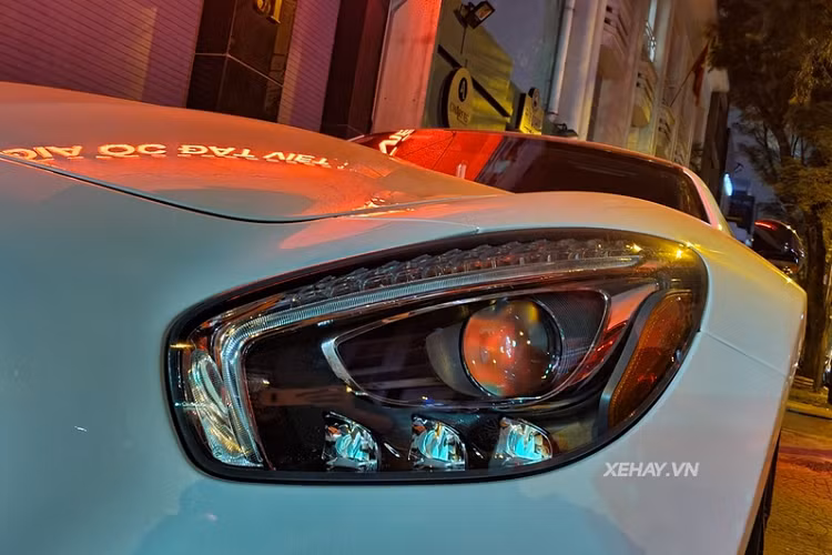 Chưa hết, chiếc xe thể thao còn có cửa sổ trời siêu rộng chạy dọc mui xe, cản sau tích hợp chụp ống xả kép mạ crôm, cánh gió sau tự động bật lên khi di chuyển ở tốc độ cao và hệ thống ống xả hiệu suất cao với khả năng tuỳ chỉnh tiếng pô.