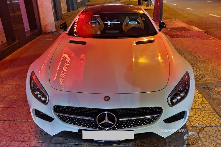 Điểm nhấn thiết kế của Mercedes-AMG GT S tại Việt Nam này chính là phần nắp ca-pô dài kết hợp những đường nét bo tròn, mềm mại. Xe có kích thước cơ bản gồm chiều dài tổng thể 4.546 mm, rộng 1.939 mm, cao 1.288 mm và chiều dài cơ sở 2.630mm.