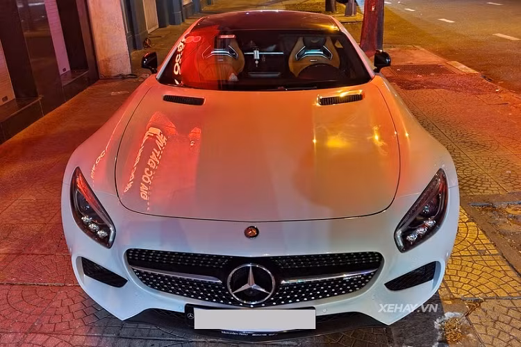 Điểm nhấn thiết kế của Mercedes-AMG GT S tại Việt Nam này chính là phần nắp ca-pô dài kết hợp những đường nét bo tròn, mềm mại. Xe có kích thước cơ bản gồm chiều dài tổng thể 4.546 mm, rộng 1.939 mm, cao 1.288 mm và chiều dài cơ sở 2.630mm.