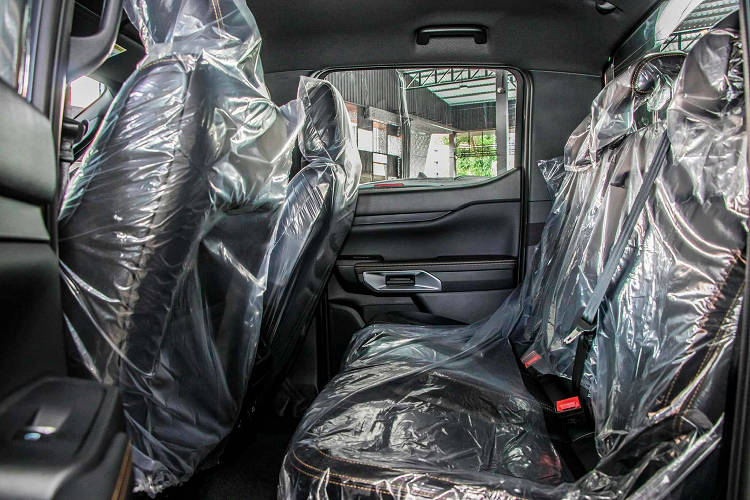 Ford Ranger 2023 thế hệ mới thêm nhiều tiện ích hỗ trợ lái như: Hệ thống hỗ trợ 24/24. Hệ thống sạc điện thoại không dây. Hệ thống phanh tay điện (EPB). Ngoài ra, xe còn có một camera quan sát xung quanh 360 độ để hiển thị những gì xung quanh xe và hơn nữa.