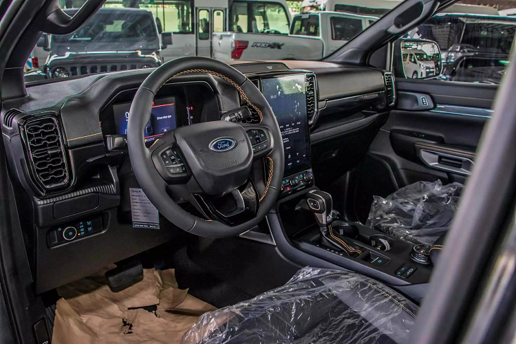 Ở phiên bản này, Ford Ranger Wildtrak 2023 vẫn tiếp tục sử dụng động cơ dầu 2.0L tăng áp đơn biturbo như thế hệ cũ, động cơ cho công suất 210 mã lực và mô-men xoắn cực đại 500Nm, sử dụng hộp số tự động 10 cấp và hệ dẫn động 2 cầu. Trong khi các phiên bản thấp hơn dùng động cơ dầu 2.0L tăng áp đơn (single turbo).