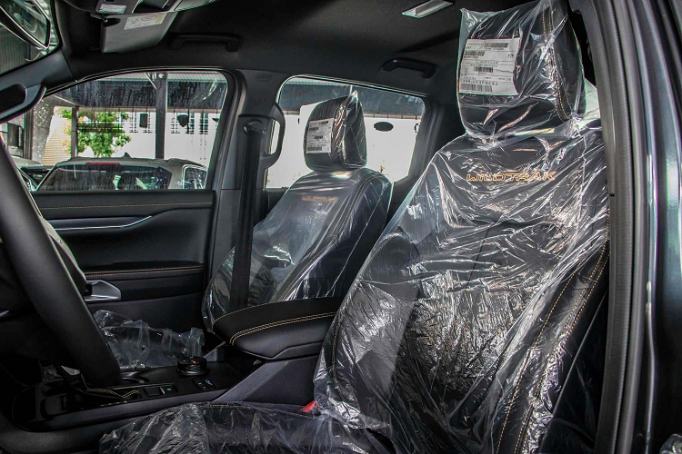 Nội thất Ford Ranger Wildtrak 2023 thế hệ mới được trang bị màn hình giải trí trung tâm đặt dọc kích thước lên đến 12 inch. Hệ thống ra lệnh bằng giọng nói SYNC4. Màn hình hỗ trợ lái kỹ thuật số. Nâng cấp phanh tay điện tử và các chế độ lái được chuyển sang điều khiển bằng núm xoay.