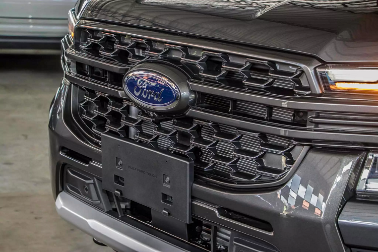 Trong khu vực Đông Nam Á, Ford Ranger 2023 đã được bán ra ở một số thị trường như Thái Lan và Campuchia. Chiếc xe bán tải Ford Ranger 2023 trong bài viết thuộc phiên bản 2.0L Bi-Turbo 4x4 10AT cao cấp (định vị chỉ thấp hơn bản Ranger Raptor).