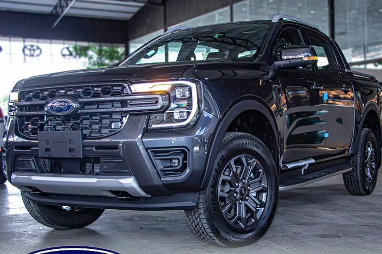 Sau SUV Everest thế hệ mới, Ford Việt Nam sắp giới thiệu mẫu xe chủ lực khác – Ranger thế hệ mới. Trước đó, mẫu bán tải Ford Ranger 2023 bản Wiltrak đã bị bắt gặp khi chạy thử và sẵn sàng cho ngày ra mắt. Hiện tại, các đại lý của Ford Việt Nam đã bắt đầu nhận đặt cọc Ranger 2022 thế hệ mới với đầy đủ các phiên bản như Sport và Wildtrak.