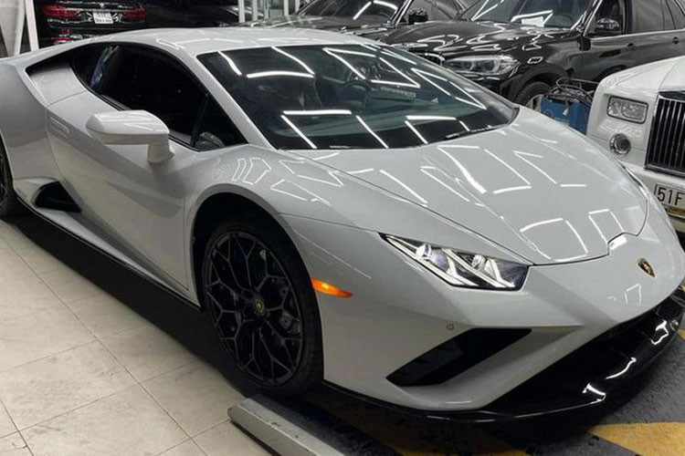Chiếc xe Lamborghini Huracan EVO đầu tiên về Việt Nam có thời gian tăng tốc từ vị trí xuất phát lên 100 km/h chỉ 2,9 giây trước khi đạt vận tốc tối đa của xe hơn 325 km/h.