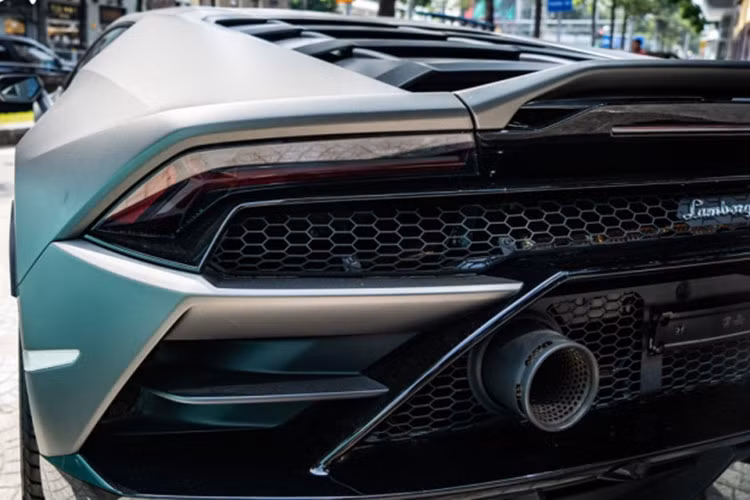 Không chỉ có ngoại hình thiết kế lại hay khoang lái được bổ sung nhiều trang bị mới mà còn được nâng cấp sức mạnh đáng kể. Xe vẫn sở hữu động cơ V10, hút khí tự nhiên, dung tích 5.2 lít nhưng cung cấp ra sức mạnh lên đến 631 mã lực, mô-men xoắn cực đại 600 Nm.