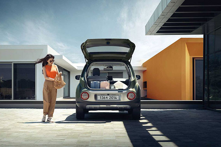 Hyundai vừa ra mắt mẫu xe Van nhỏ gọn Casper ở Hàn Quốc. Hyundai Casper Van 2022 giá rẻ nhằm phục vụ mục đích chuyên chở hàng hoá trong đô thị nhưng Casper có thiết kế đầu xe rất hợp mắt nữ giới.