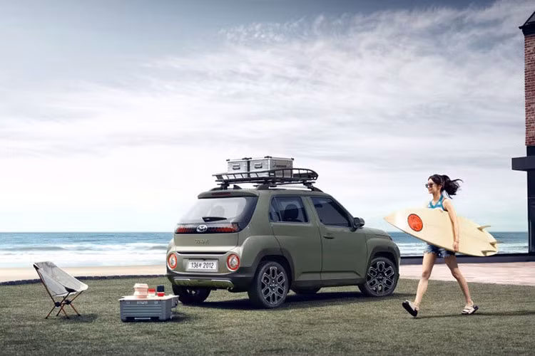 Phần đầu Hyundai Casper van 2022 mới nổi bật với cụm đèn pha dạng tròn khá giống mẫu xe điện Honda E. Bố trí đèn pha ở dưới, đèn LED định vị ban ngày ở trên tương tự các mẫu xe Hyundai du lịch như SantaFe.