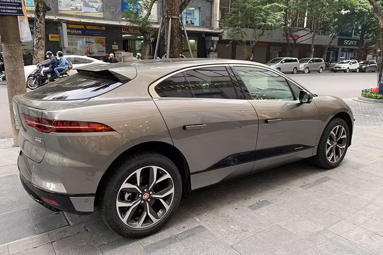 Ngoài những tùy chọn riêng, chiếc xe sở hữu toàn bộ các trang thiết bị tiêu chuẩn cao cấp và hiện đại nhất mà Jaguar đã chế tạo dành riêng cho mẫu xe SUV thể thao chạy bằng điện đầu tiên này.