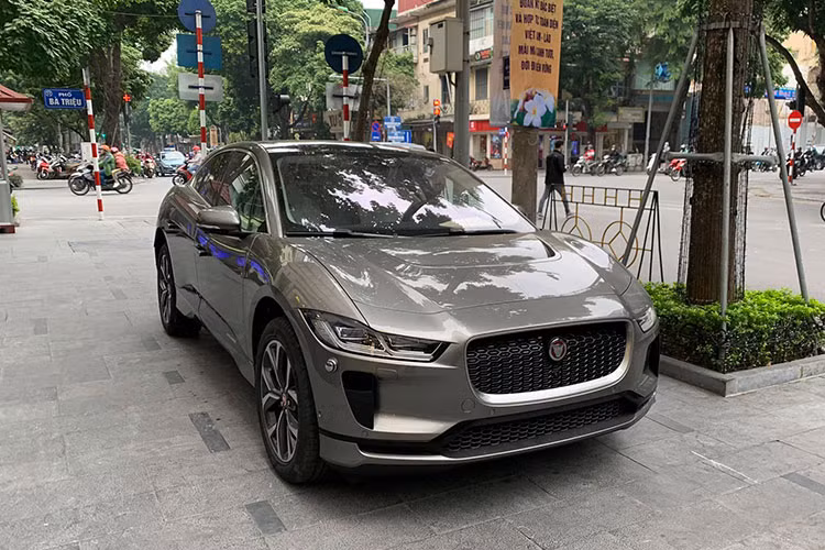 Hệ thống trụ sạc điện dành riêng cho Jaguar I-Pace cũng được trang bị tiêu chuẩn cho khách hàng khi đặt mua xe, đây là một ưu đãi đặc biệt mà Jaguar Việt Nam dành khách hàng, đồng thời hãng sẽ hỗ trợ lắp đặt theo tiêu chuẩn chính hãng với nhu cầu riêng của từng khách hàng. Hiện mức giá xe Jaguar I-Pace 2022 tại Việt Nam vẫn chưa được công bố.