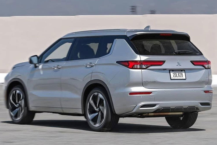 Trang bị an toàn trên Mitsubishi Outlander 2.0 Premium 2022 nổi bật với các tính năng như: cảnh báo chệch làn đường, cảnh báo điểm mù, cảnh báo và giảm thiểu va chạm phía trước, đèn pha tự động, hỗ trợ chuyển làn đường, cảnh báo phương tiện cắt ngang phía sau và cảm biến trước.