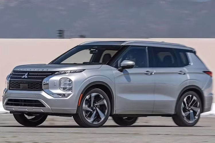 Về truyền động, Mitsubishi Outlander 2022 tại Việt Nam sử dụng động cơ 2.0 MIVEC, cho công suất 145 mã lực tại 6.000 vòng/phút và mô-men xoắn 196 Nm tại 4.200 vòng/phút. Động cơ này đi cùng hộp số tự động vô cấp CVT. Tại thị trường Việt Nam, Mitsubishi Outlander cạnh tranh trực tiếp với các đối thủ như Honda CR-V, Nissan X-Trail, Mazda CX-5 hay Hyundai Tucson.