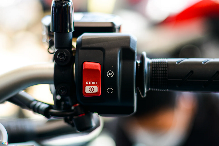 Cụm công tắc điều khiển trên CB1000R 2021 đã có sự thay đổi vị trí các phím bấm, Honda cho biết những thay đổi này giúp người lái dễ dàng thao tác hơn trong quá trình điều khiển xe. 