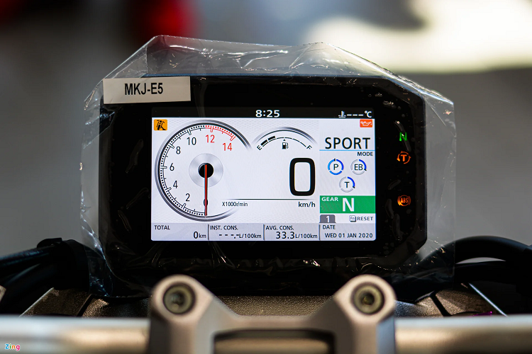 Xe được nâng cấp lên màn hình tốc độ điện tử hoàn toàn TFT kích thước 5 inch, thiết kế mới tạo cho CB1000R hiện đại và thể thao hơn.