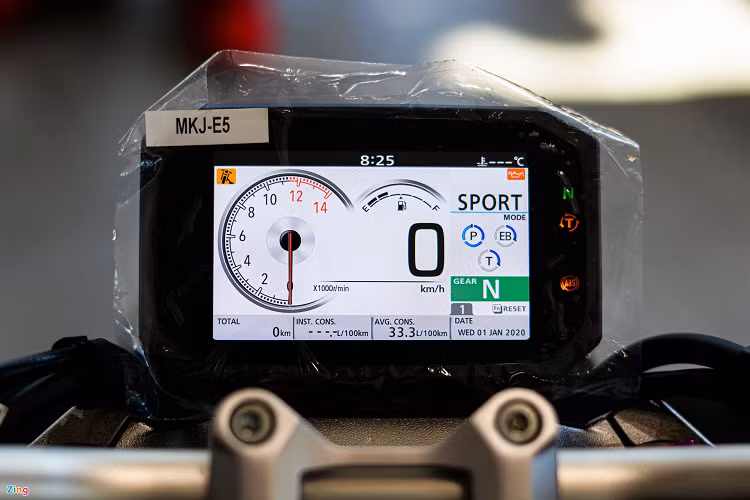 Xe được nâng cấp lên màn hình tốc độ điện tử hoàn toàn TFT kích thước 5 inch, thiết kế mới tạo cho CB1000R hiện đại và thể thao hơn.