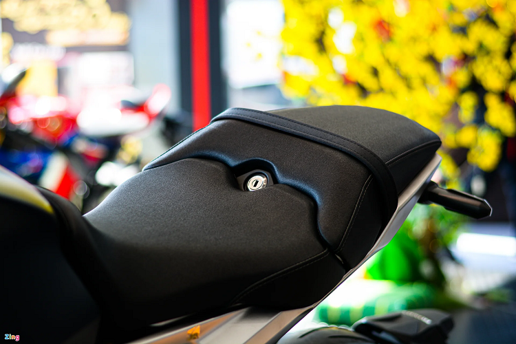  Khối động cơ trên CB1000R 2021 vẫn là loại 4 xy-lanh, dung tích 998 cc, sản sinh công suất 143,5 mã lực tại 10.500 vòng/phút và mô-men xoắn cực đại 104 Nm tại 8.250 vòng/phút. Honda đã điều chỉnh lại động cơ này nhằm mang đến lượng mô-men xoắn cao hơn ở dải vòng tua 6.000-8.000 vòng/phút.