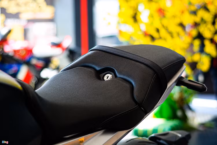  Khối động cơ trên CB1000R 2021 vẫn là loại 4 xy-lanh, dung tích 998 cc, sản sinh công suất 143,5 mã lực tại 10.500 vòng/phút và mô-men xoắn cực đại 104 Nm tại 8.250 vòng/phút. Honda đã điều chỉnh lại động cơ này nhằm mang đến lượng mô-men xoắn cao hơn ở dải vòng tua 6.000-8.000 vòng/phút.