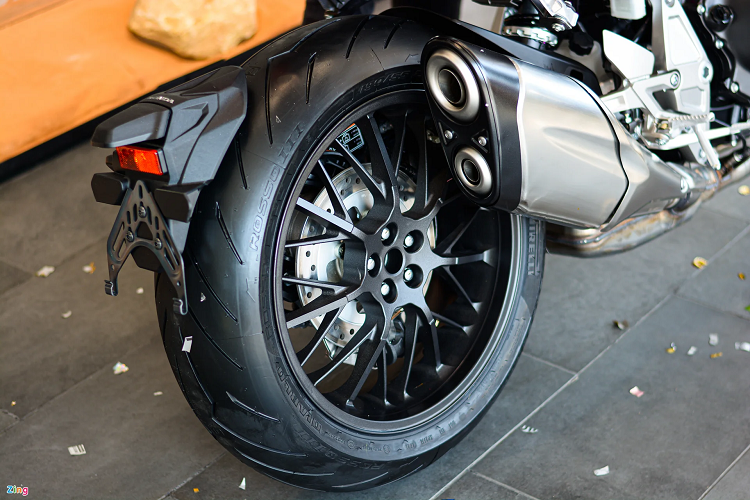 Mâm xe mới sử dụng bộ mâm thiết kế nhiều chấu hơn, kích thước lốp vẫn giữ ở mức 120/70 và 190/55 lần lượt cho bánh trước và sau. Hệ thống phanh trước dùng kẹp phanh 4 piston đối xứng Tokico kết hợp cùng cặp đĩa phanh 310 mm, trong khi phía sau dùng đĩa phanh 256 mm.